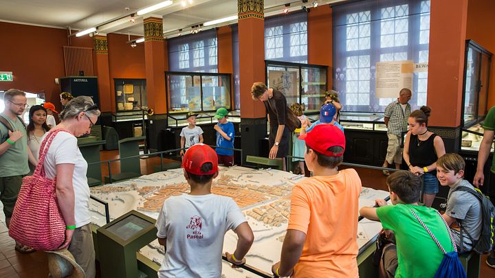 Eine Schulklasse umkreist eine Ausstellung im Vindonissa Museum