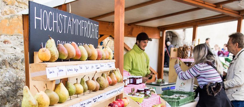 Ein Stand mit frischem Obst und Konfitüre auf den Mosttagen und dem Herbstmarkt auf Schloss Hallwyl.