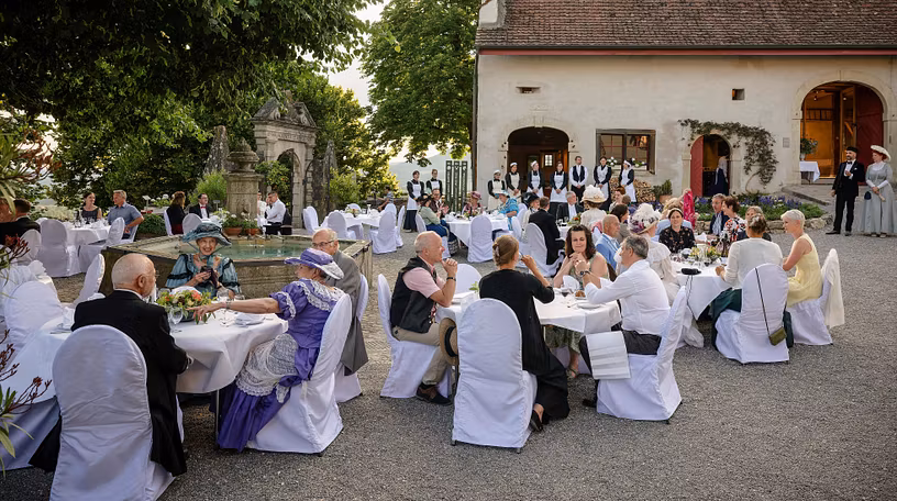 Festlich gedeckte Tische am Belle Epoque Fest im Innenhof von Schloss Wildegg