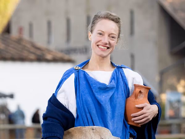 Als Römerin gekleidete Frau mit Stola und Palla im Legionärspfad Vindonissa.