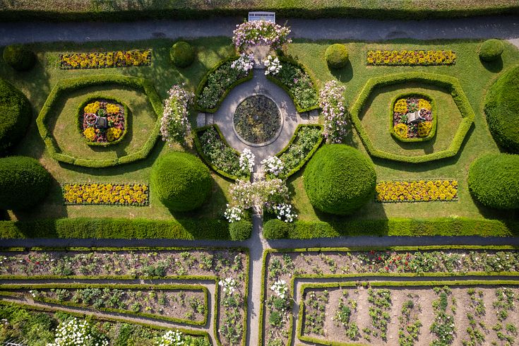 Der Rosengarten von Schloss Wildegg mit blühenden Blumen