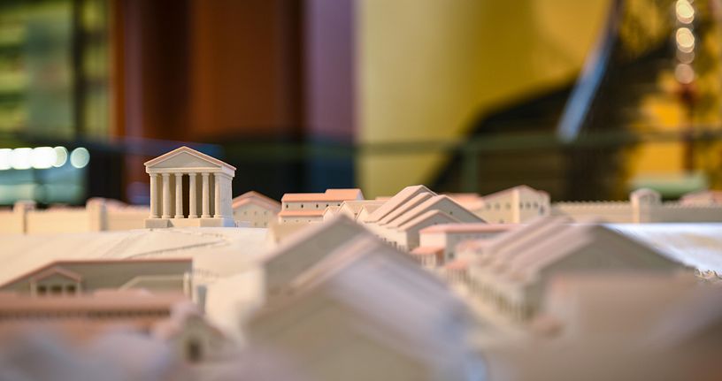 Nahaufnahme eines römischen Gebäudes auf einem Modell von Vindonissa