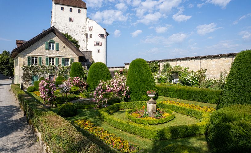 Schloss Wildegg mit Rebhaus und Rosengarten
