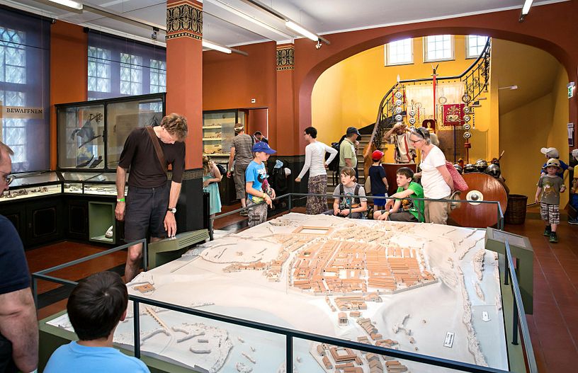 Museumsgäste stehen im Vindonissa Museum um ein grosses Modell des Legionslagers Vindonissa.