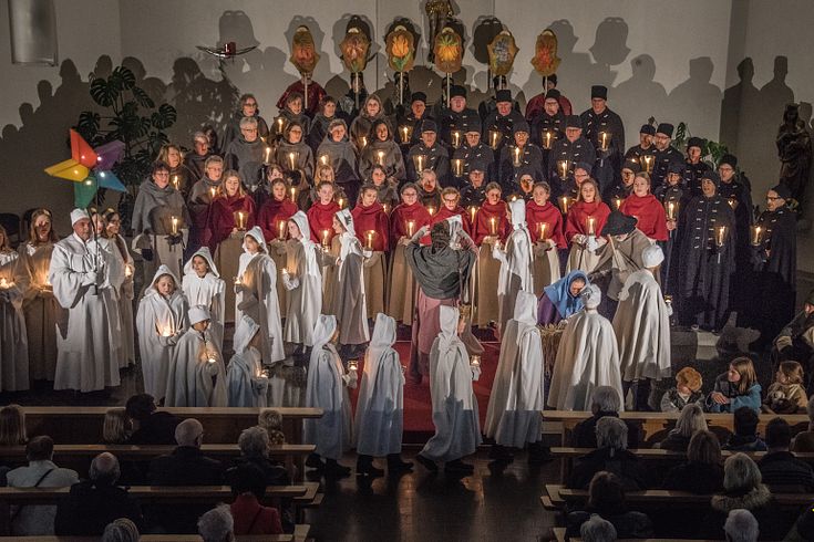 Stimmungsvolle Aufnahme: Eine grosse Gruppe Sternsinger singt in der Klosterkirche Wettingen.