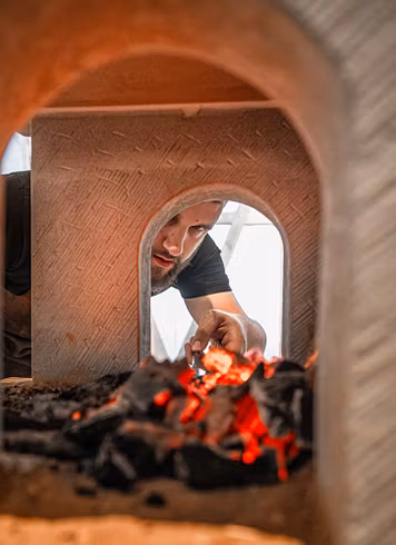 Blick ins Feuer der römischen Schmiede im Legionärspfad Vindonissa.