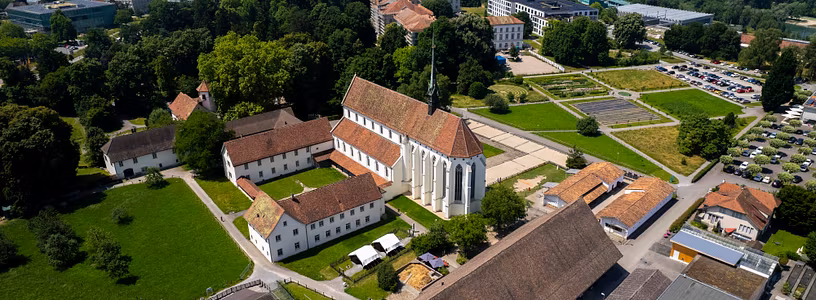 Aussenaufnahme von drei Glasfenstern Kloster Königsfelden