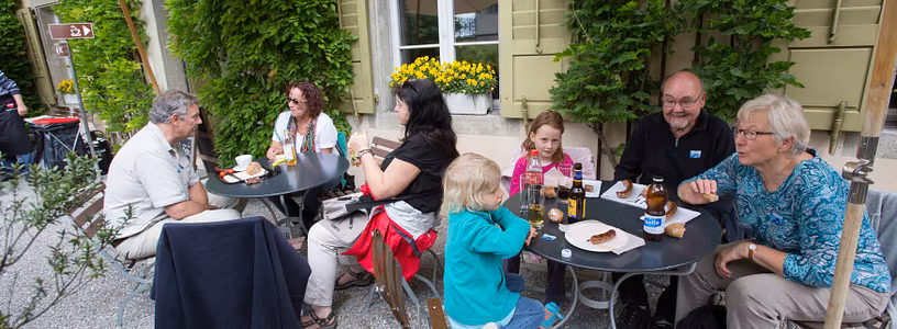 Terrasse Bistro Schloss Wildegg mit Besucherinnen und Besuchern