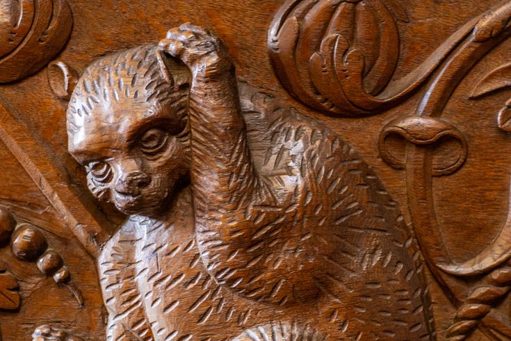 Detailaufnahme: Holzschnitzerei im Chorgestühl der Mönchskirche im Kloster Wettingen