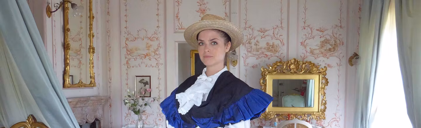 Eine als Lady Mildred gekleidete Frau führt durch die Räume von Schloss Lenzburg