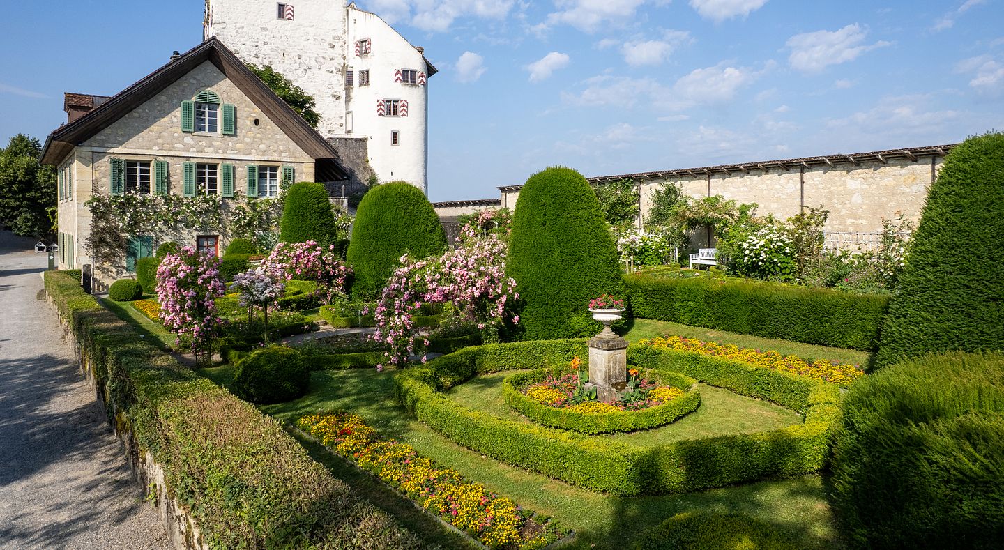 Schloss Wildegg mit Rebhaus und Rosengarten