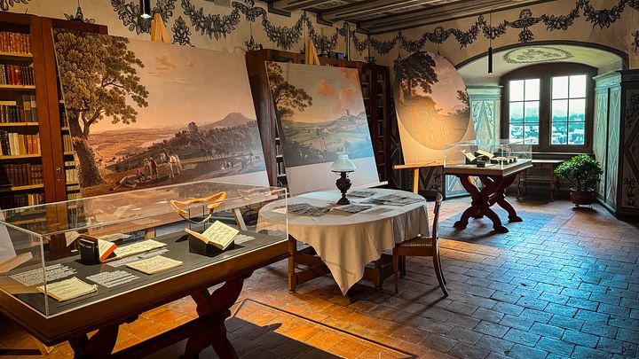 Ausstellung mit Büchern und Stellwänden in der Bibliothek von Schloss Wildegg