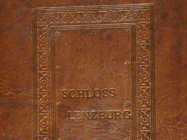 Gästebuch von Schloss Lenzburg mit Ledereinband aus der Sammlung Museum Aargau.