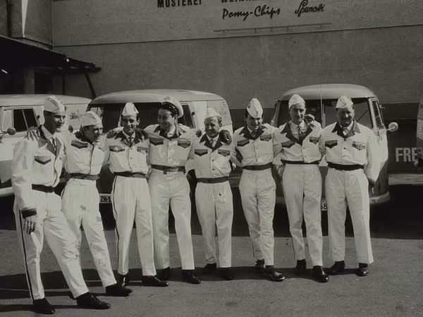 Schwarzweiss Fotografie von Hans-Heinrich Zweifel und seinen Angestellten in der weissen Frisch-Service-Uniform.