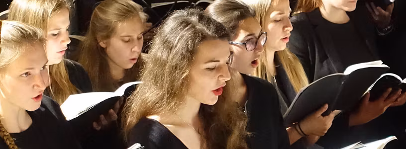 Schülerinnen und Schüler des Vokalensembles der Kantonsschule Wettingen bei einem Konzert in der Klosterkirche Wettingen.