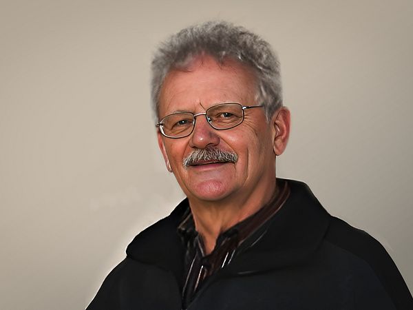 Foto von Willi Ebinger. Graue Haare; schwarzer Pulli.