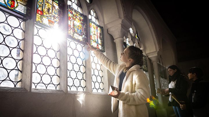 Mädchen mit Spiegel-Pyramide in der Hand auf der Rätseltour auf der Klosterhalbinsel Wettingen
