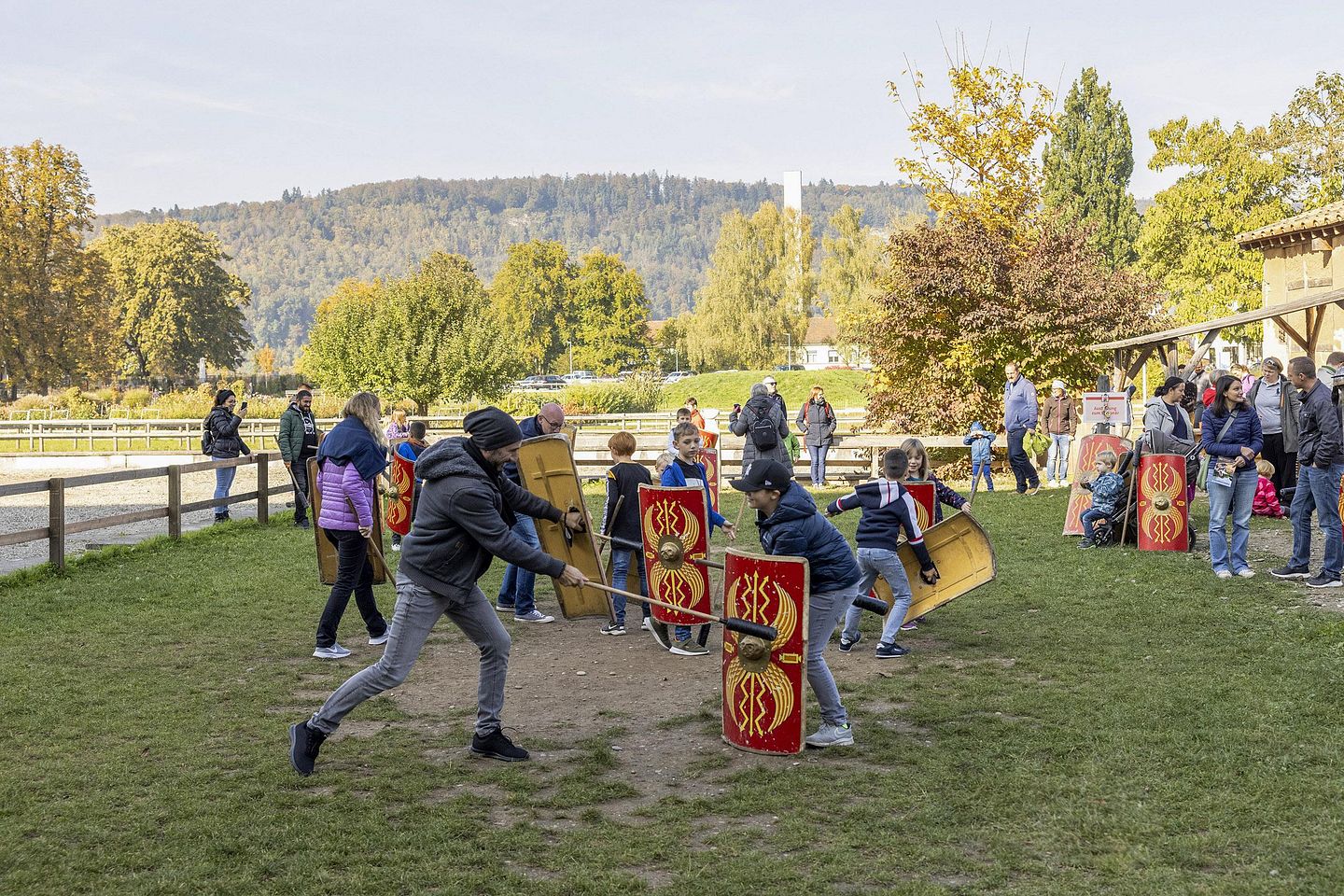 Familien kämpfen auf einer Wiese im Legionärspfad gegeneinander wie die Römer.