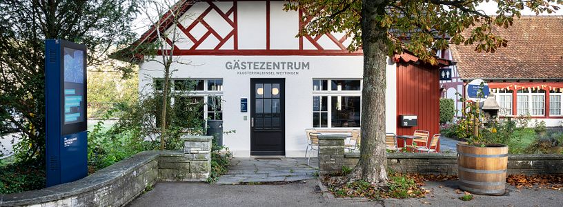 Aussenaufnahme Gästezentrum Klosterhalbinsel Wettingen mit Informationsbildschrim links