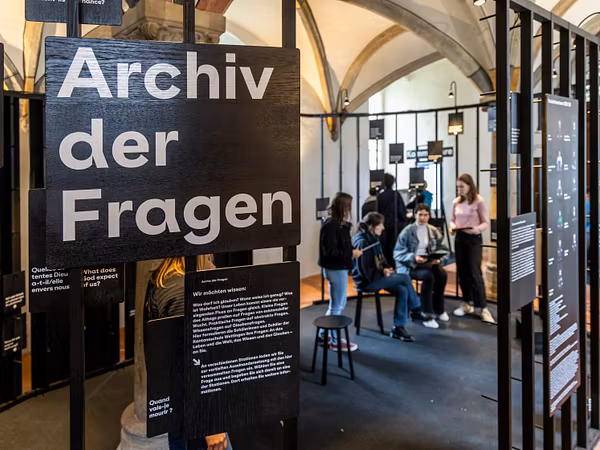 Mehrere Personen stehen und sitzen im Archiv der Fragen im Parlatorium auf der Klosterhalbinsel wettingen