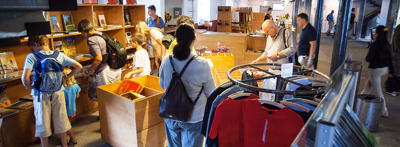 Museumsshop Legionärspfad Vindonissa mit Kleidern, Büchern, Spielsachen und vielen weiteren Artikeln.