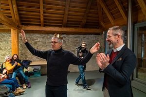 Eröffnung Museumsjahr 2024 auf Schloss Hallwyl: Mario Basile ist Aargauer König 2024 (rechts: Marco Sigg, neuer Direktor Museum Aargau)
