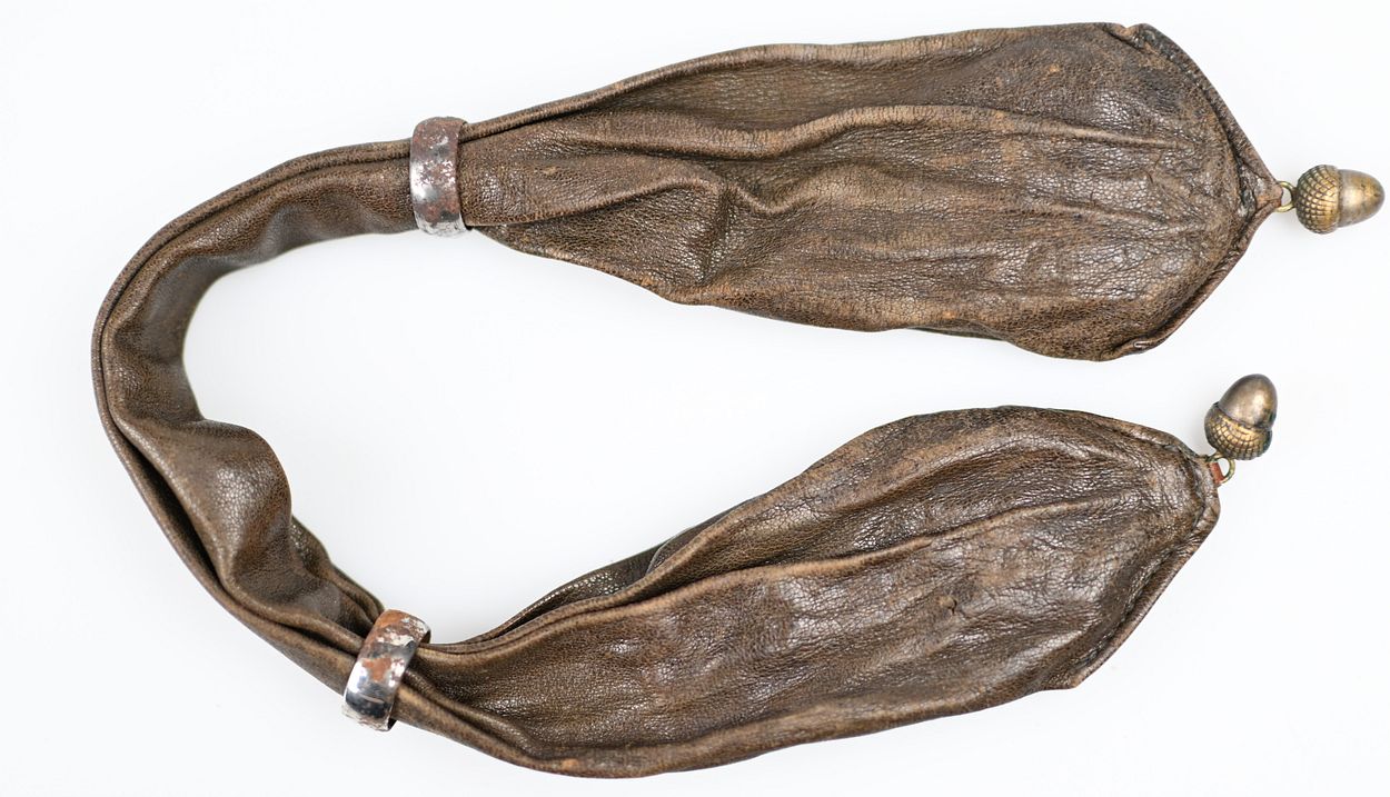 Geldkatze aus braunem Kalbsleder aus der Sammlung Museum Aargau