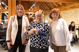 Eröffnung Museumsjahr 2025: Gruppenbild mit der Aargauer Königin 2025 Sonja Richner, links Grossratspräsidentin Mirjam Kosch, rechts Sibylla Fischer, Leiterin Marketing und Kommunikation Museum Aargau