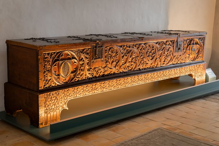 Grosse breite Holztruhe mit vielen Verzierungen