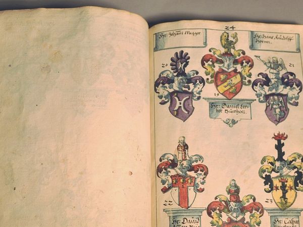 Aufgeschlagenes Berner Wappenbuch aus der Sammlung Museum Aargau.