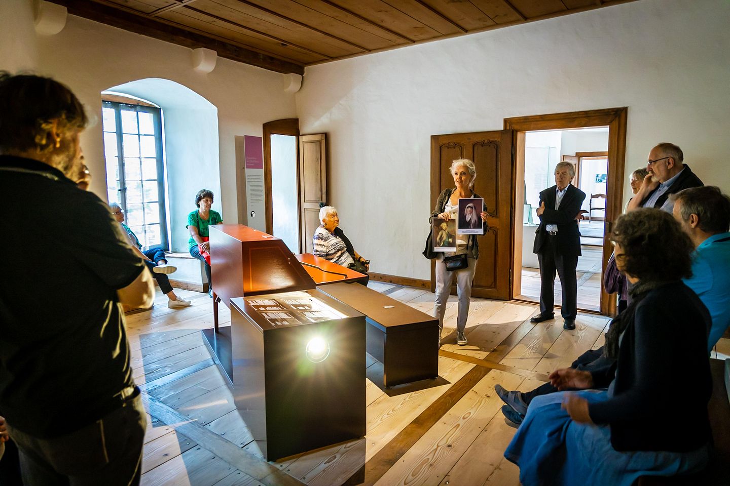 Mehrere Erwachsene Personen befinden sich auf einer Führung durch Schloss Hallwyl.
