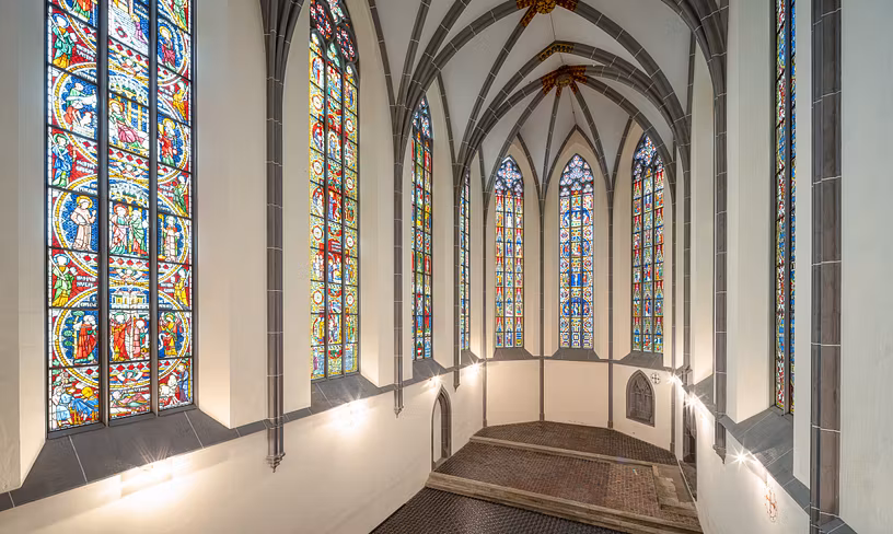 Die berühmten Glasfenster vom Kloster Königsfelden werden mit Licht durchflutet