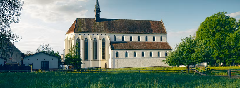 Aussenansicht Kloster Königsfelden, im Vordergrund eine grüne Wiese