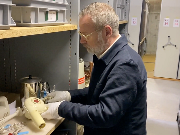 Chefkurator Rudolf Velhagen hantiert mit einem "Rothel Föhn" aus der Sammlung Museum Aargau.