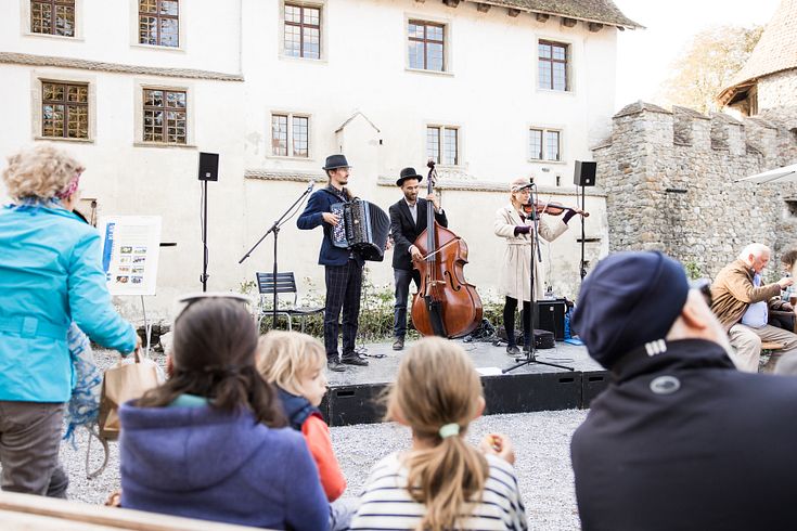 Zwei Musiker spielen vor Publikum an den Mosttagen auf Schloss Hallwyl