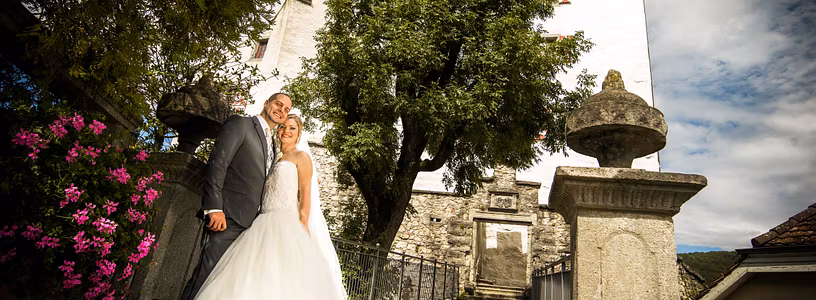 Ein Brautpaar vor Schloss Wildegg