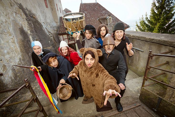 Schauspielerinnen und Schauspieler in historischen Kostümen auf Schloss Lenzburg