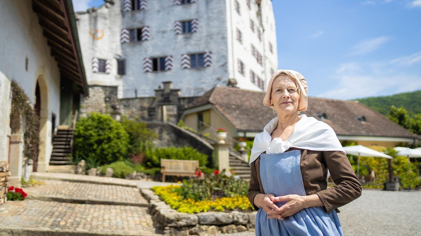Mittelalterlich gekleidete Magd vor Schloss Wildegg.