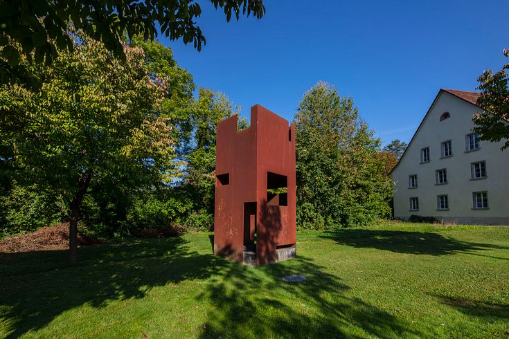 Kulturweg Limmat auf der Klosterhalbinsel Wettingen: Kunstwerk aus Metall auf einer Wiese