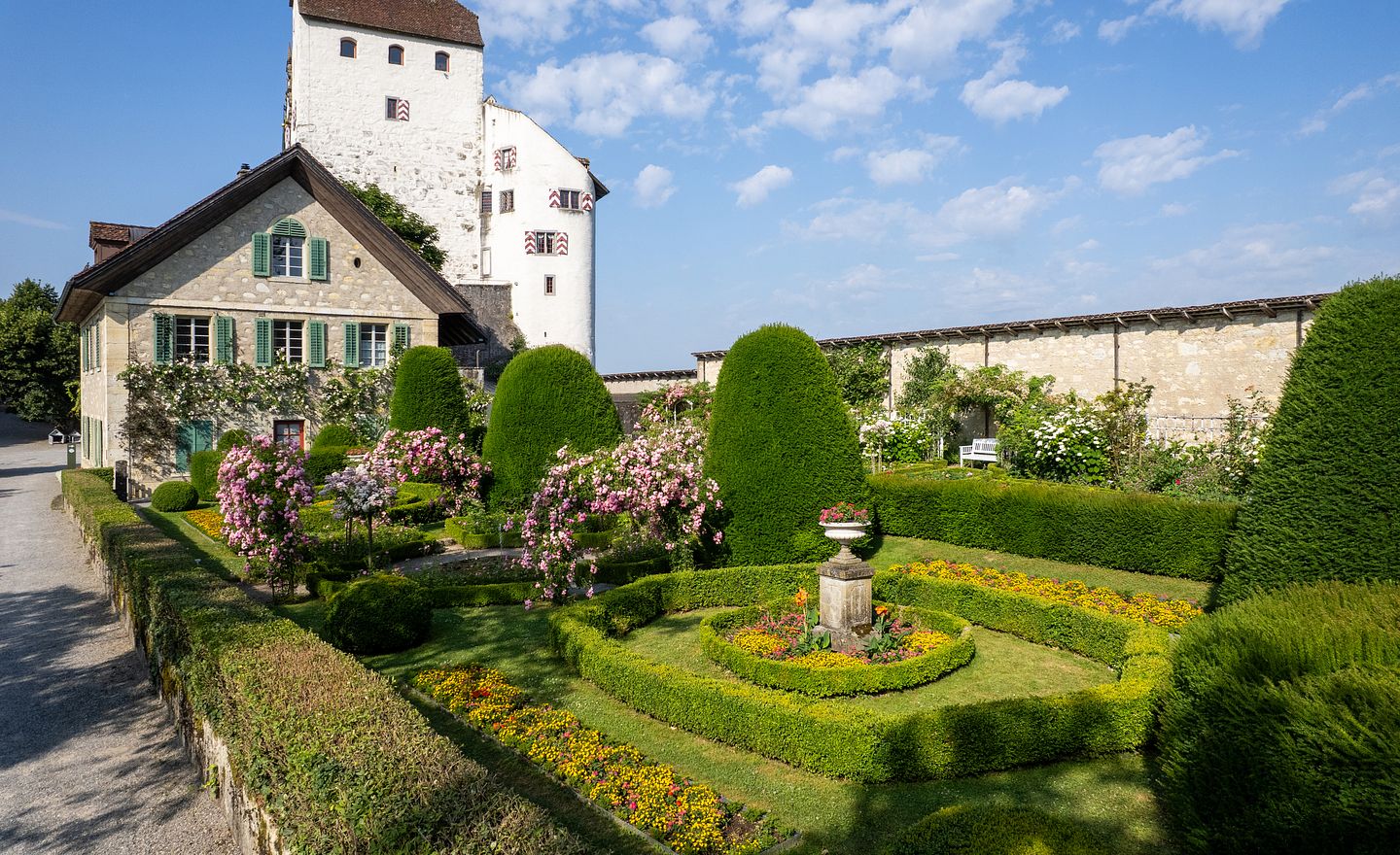 Schloss Wildegg mit Rebhaus und Rosengarten