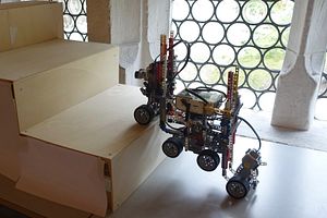 Roboter fährt Treppe hoch