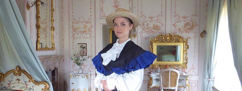 Eine als Lady Mildred gekleidete Frau führt durch die Räume von Schloss Lenzburg.