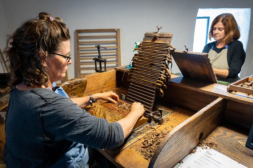 Zwei Frauen am Zigarrendrehen aus Tabakblätter im Schloss Hallwyl