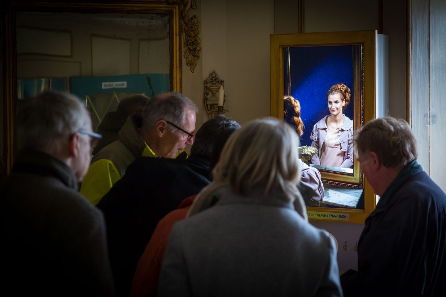 Besucherinnen und Besucher hören dem sprechenden Portraits gespannt zu (hier spricht die Zofe)