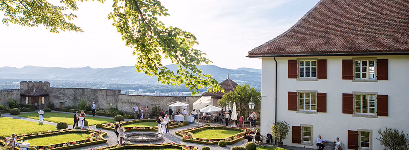 Sonnenstrahlen über der Hochzeitslocation Barockgarten auf Schloss Lenzburg
