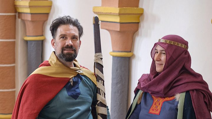 Ein mittelalterlich gekleideter Mann und eine mittelalterlich gekleidete Frau.