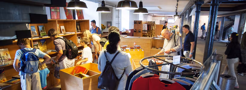 Museumsshop Legionärspfad Vindonissa mit Kleidern, Büchern, Spielsachen und vielen weiteren Artikeln.