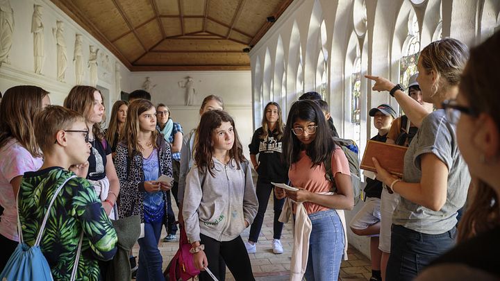 Eine Gruppe Schülerinnen und Schüler im Kreuzgang des Klosters Wettingen