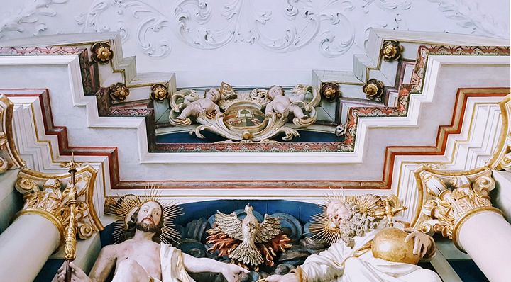 Gemälde, Säulen, Heiligenbilder und Stuckaturen in der Klosterkirche Wettingen