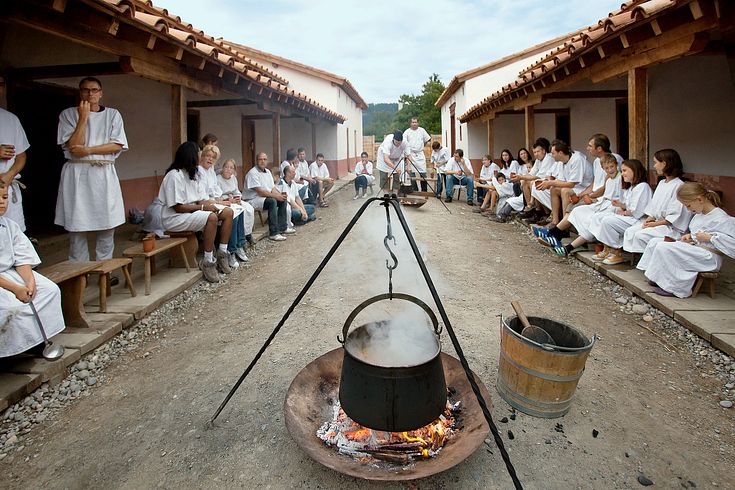 Ausbildung zum Legionär: Kinder im originalgetreu nachgebauten Unterkünfte der Legionäre